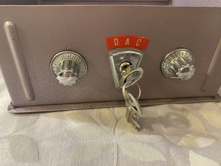 Cofre com chave e codigo