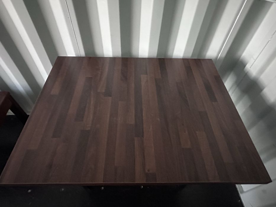 Prostokątny stół w stylu loftowym