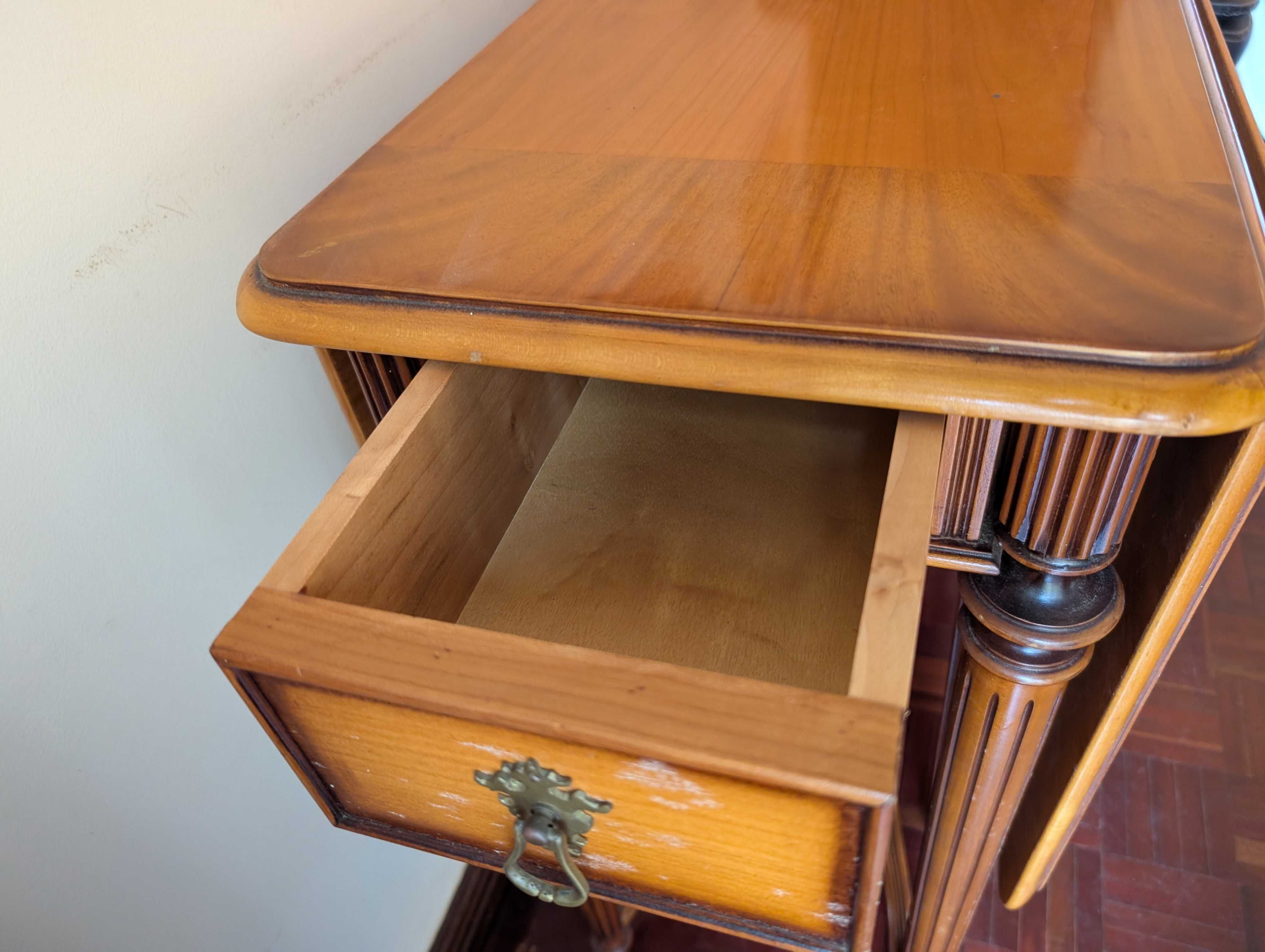 Mesa de sala com abas