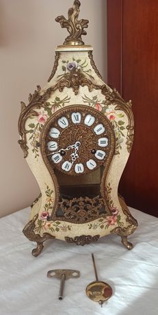 Zegar kominkowy w stylu Boulle z intarsją Franz Hermle.