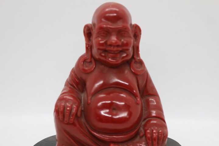 Buda Estatueta em Resina Sentado Tons de Vermelho com Base Preta 15 cm