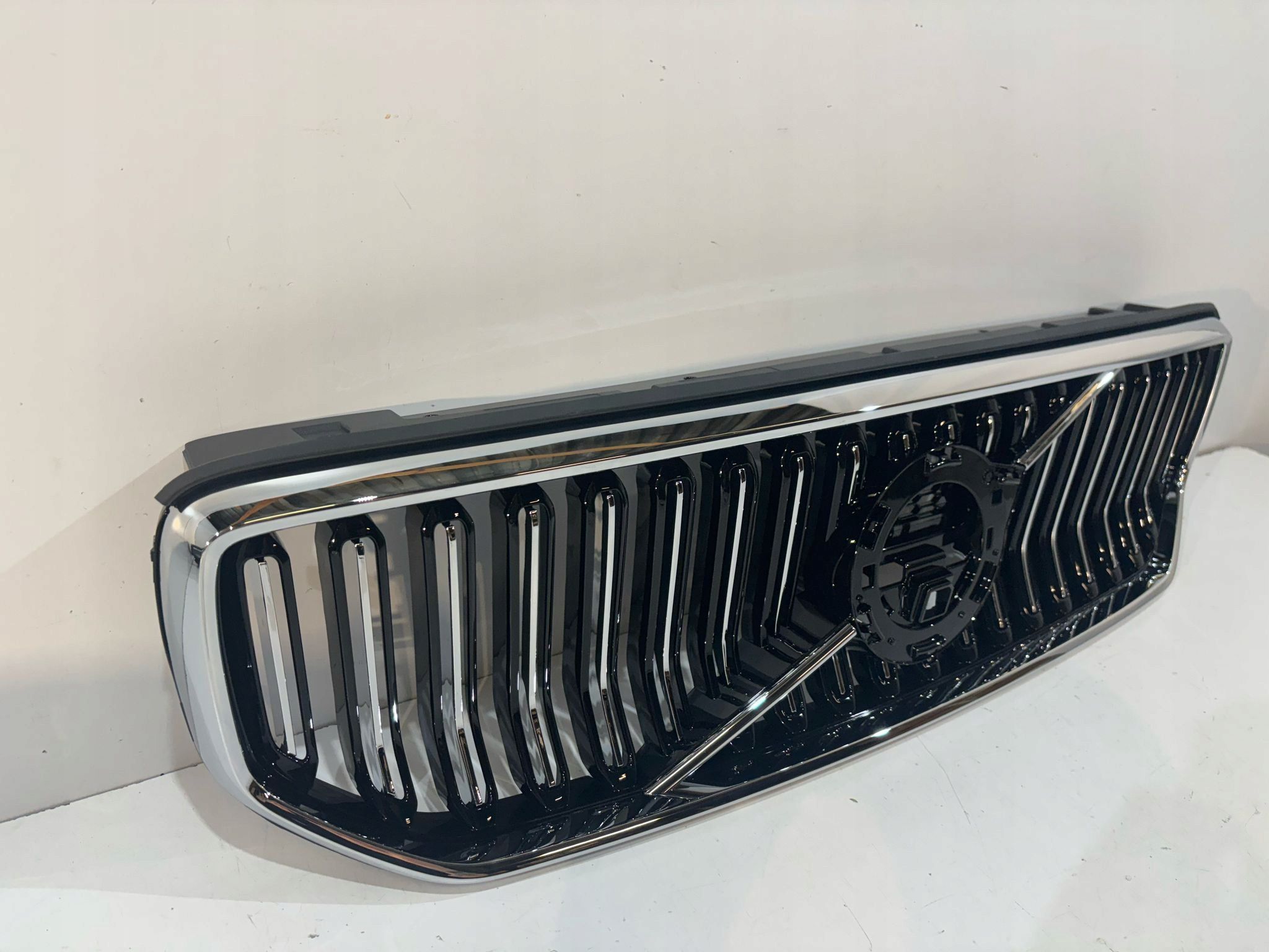 Volvo XC40 R 18  grill / atrapa chłodnicy   17763