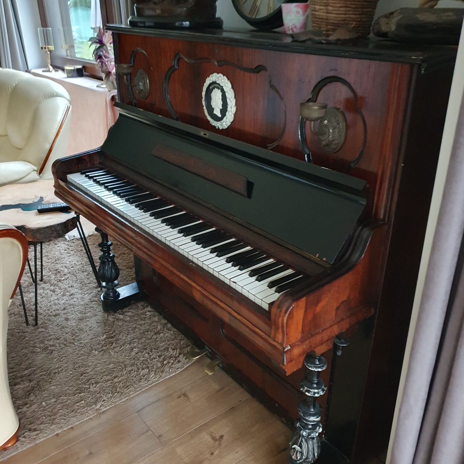 Zabytkowe pianino z drzewa różanego