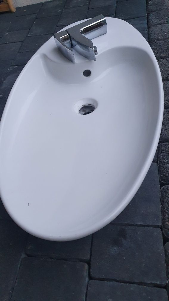 Umywalka nablatowa z baterią