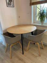 Okrągły stół z dwoma krzesłami