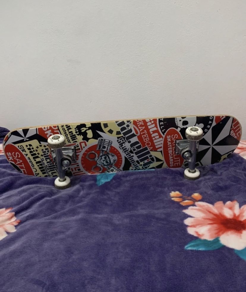 Skate usado pequenas marcas de uso