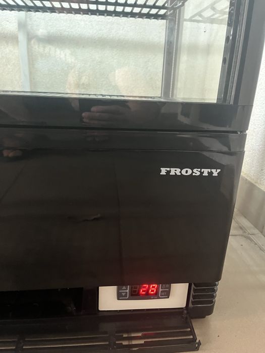 Холодильна Вітрина Обʼєм 98 літрів Frosty Італія
