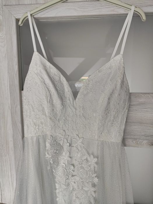 Romantyczna koronkowa suknia ślubna z dekoltem w kształcie litery V,