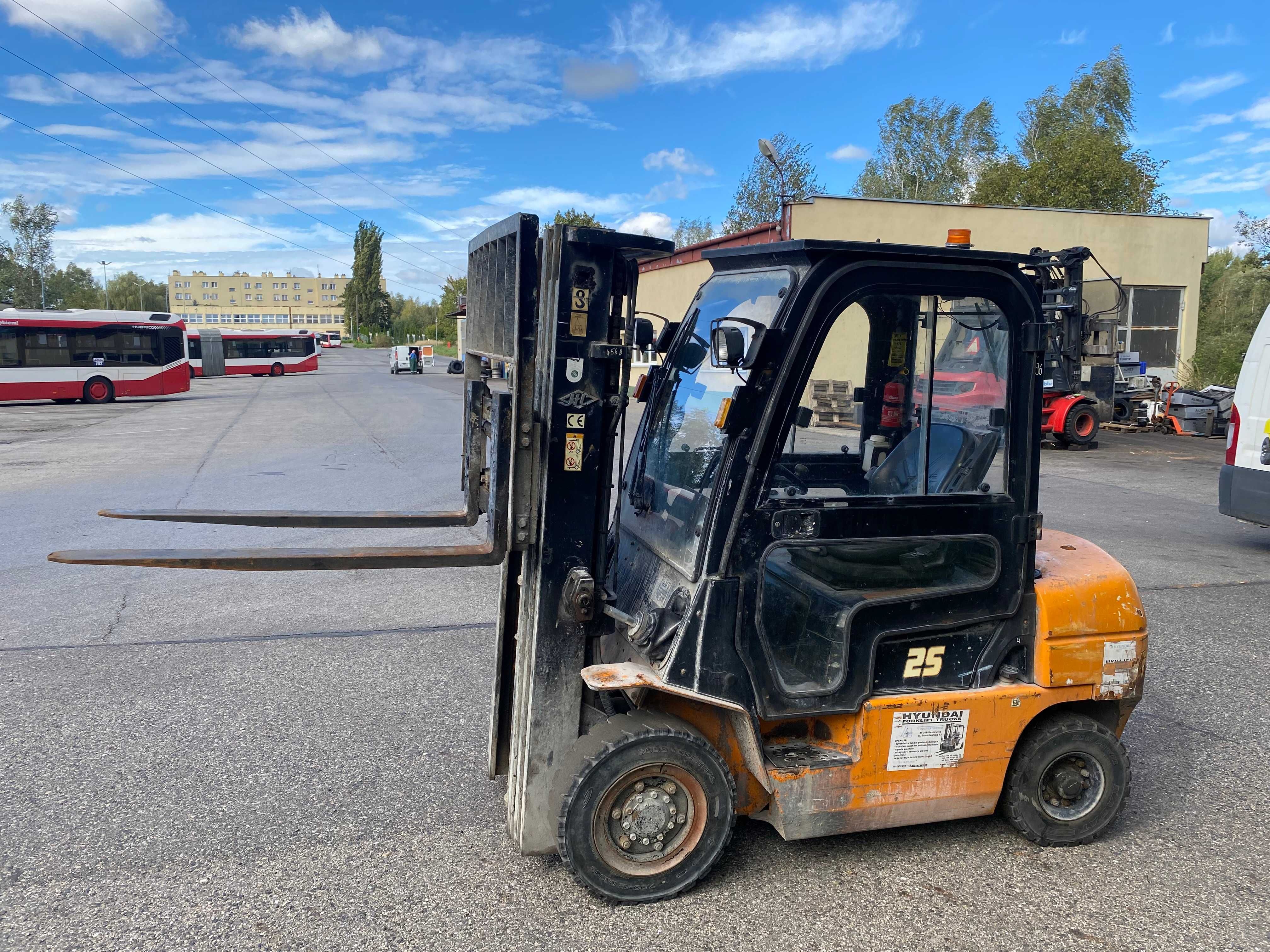 Wózek widłowy HANGCHA CPCD25N-RW56 diesel 2,5T. Triplex kabina YANMAR