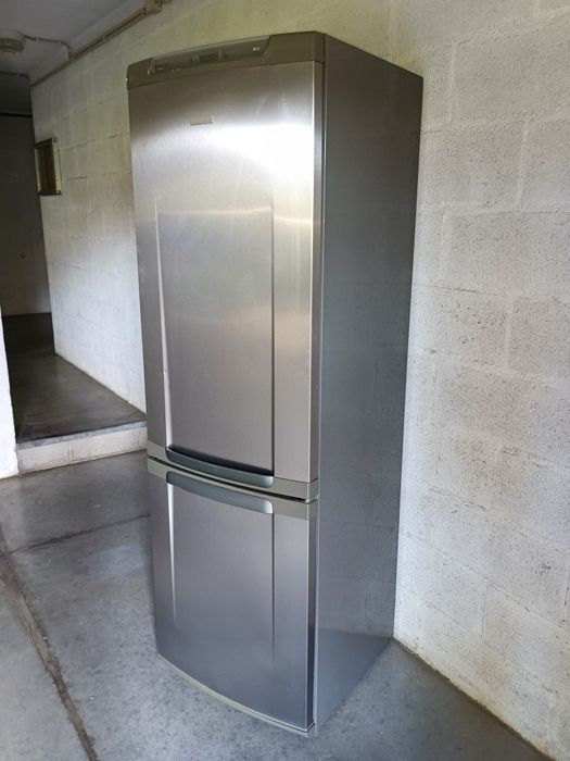 Frigorífico combinado marca ELECTROLUX DIGITAL, a funcionar perfeitame