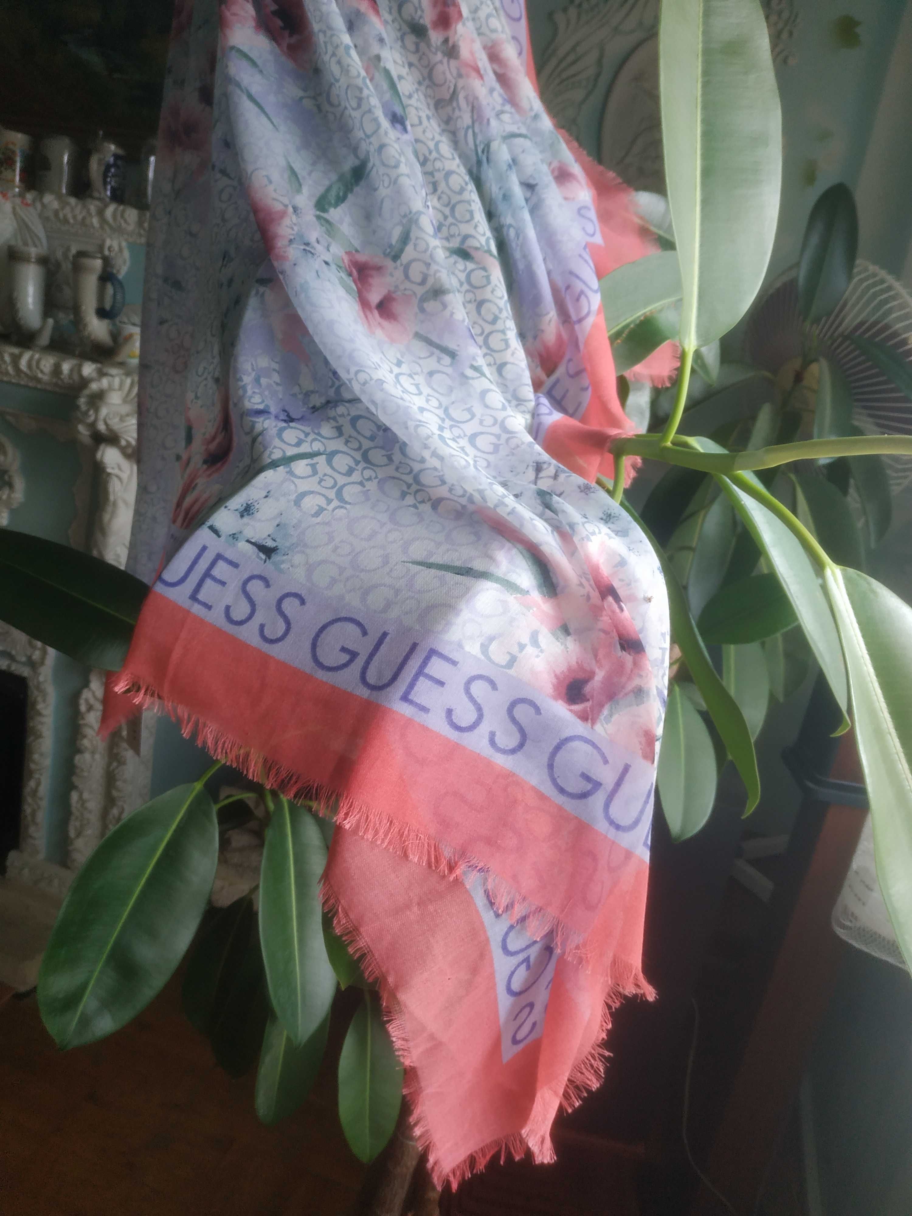 Guess Разноцветный палантин Guess с узором
