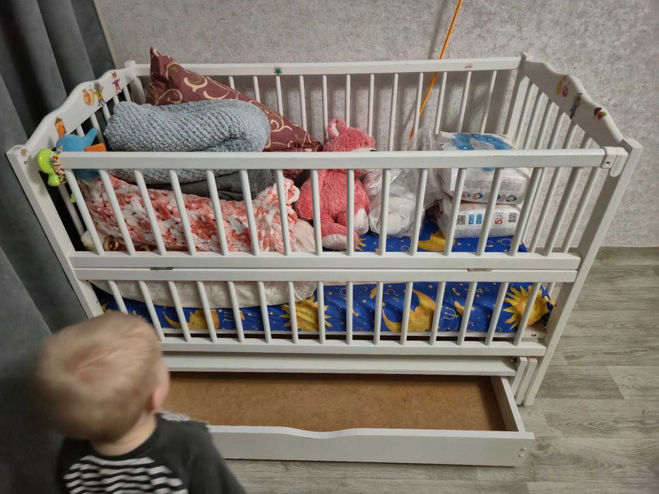 Дитяча кроватка біла з маятником та матрасом