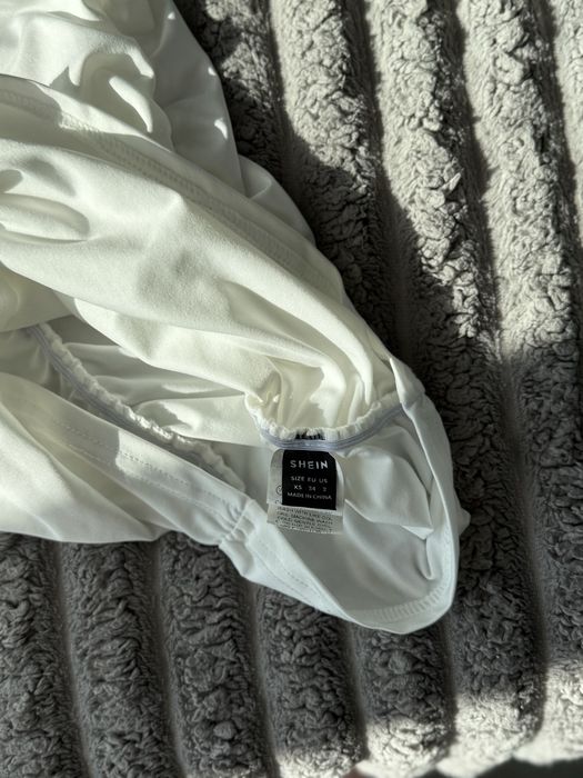 Красиве плаття , білого кольору , з відкритим передом