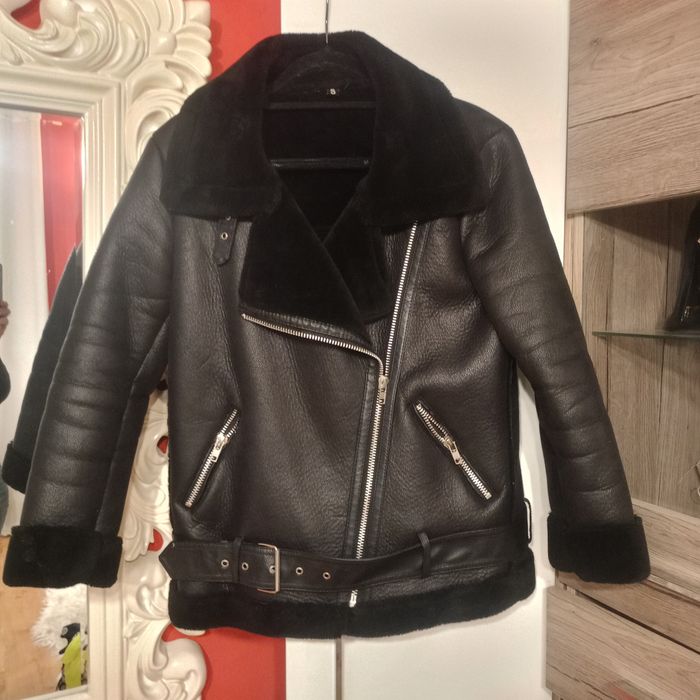 Damski krótki kożuszek ocieplany Ramoneska. Rozmiar S.