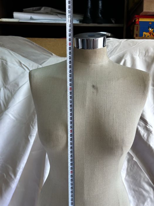 2 bustos femininos com base metálica ajustável