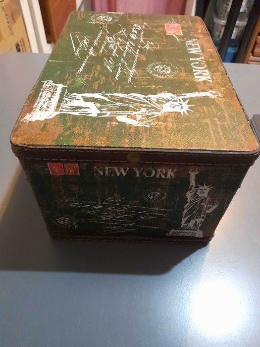 Baú ou caixa madeira e tela envelhecida Nova York retro. Usada c/ nova