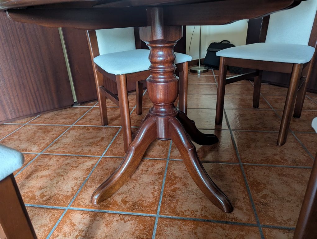 Mesa de jantar em mogno