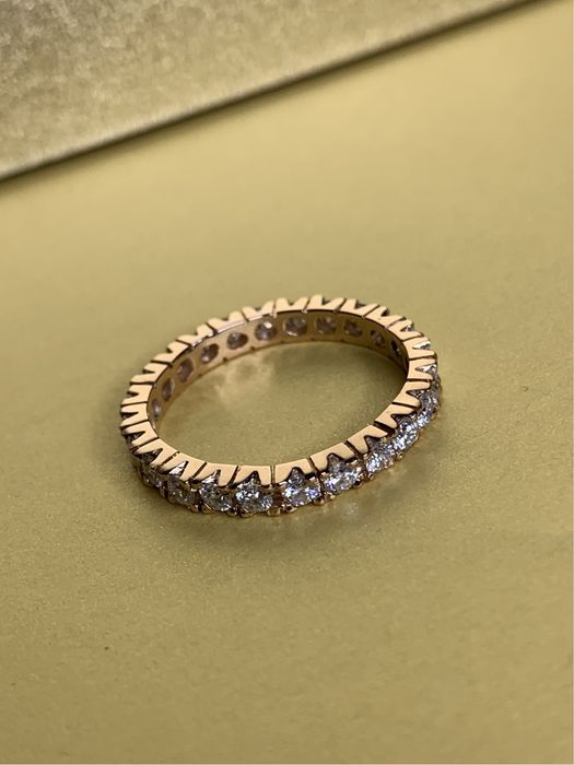 Золота каблучка з діамантами в стилі Cartier.