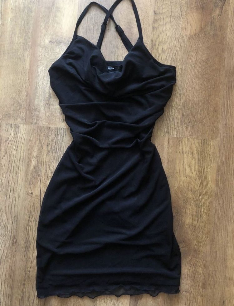 Чорна сукня від Shein