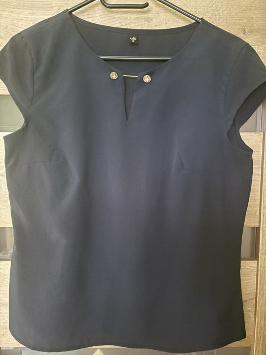 Granatowy top z ozdoba