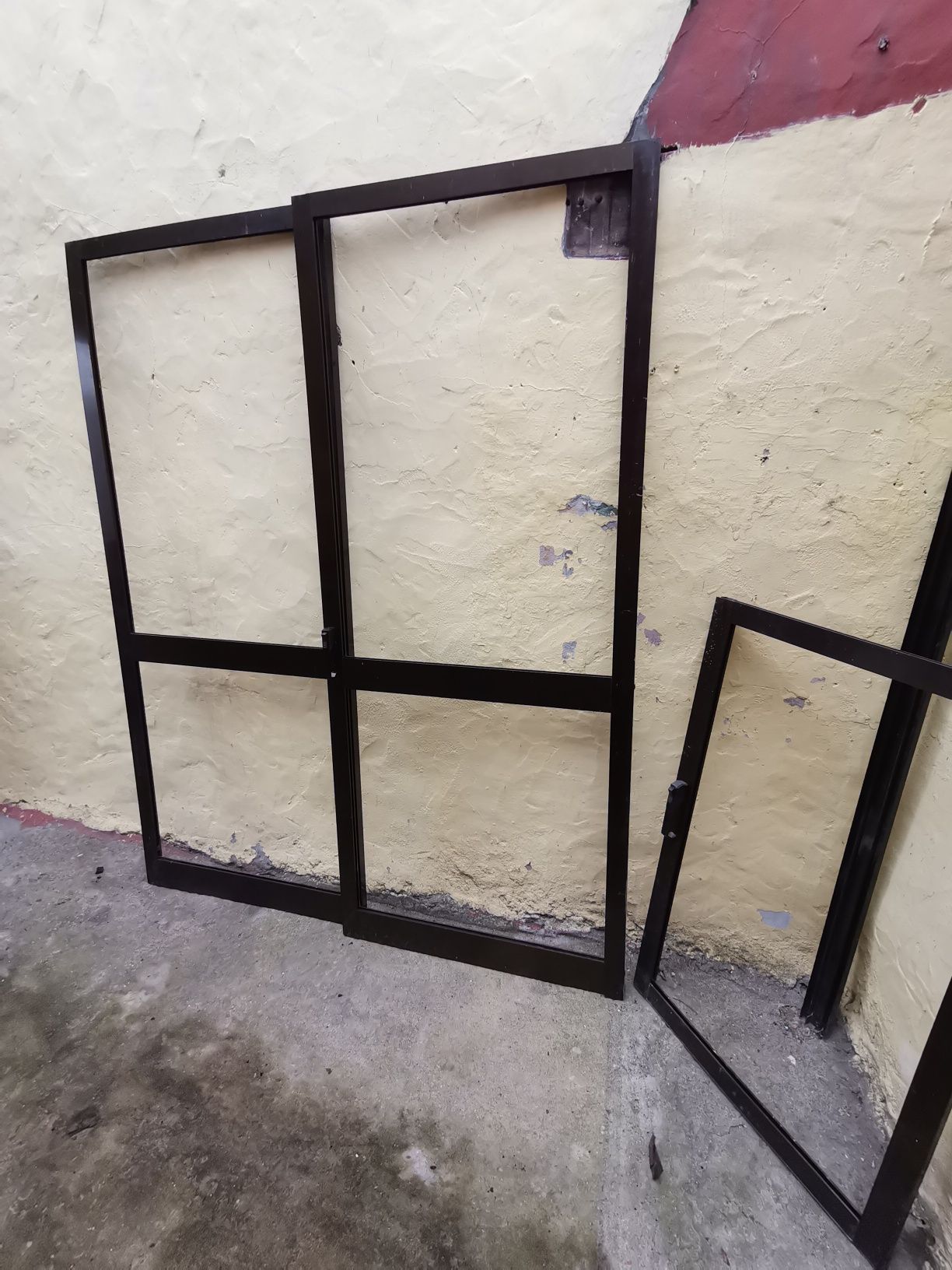 Portas em alumínio castanho