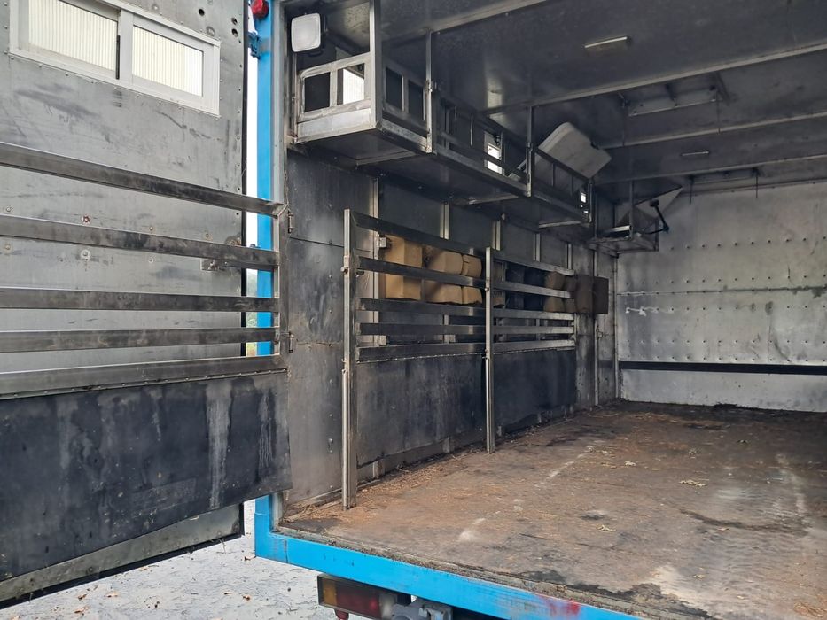 Vendo camião de transporte de cavalos