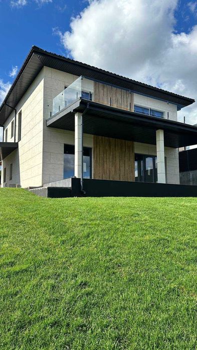 Просторий будинок в Лісниках з панорамним видом — мальовниче місце!