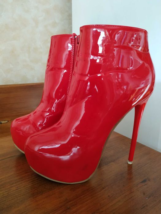 Червоні лаковані ботильйони на підборах та платформі 40 розмір 25 см