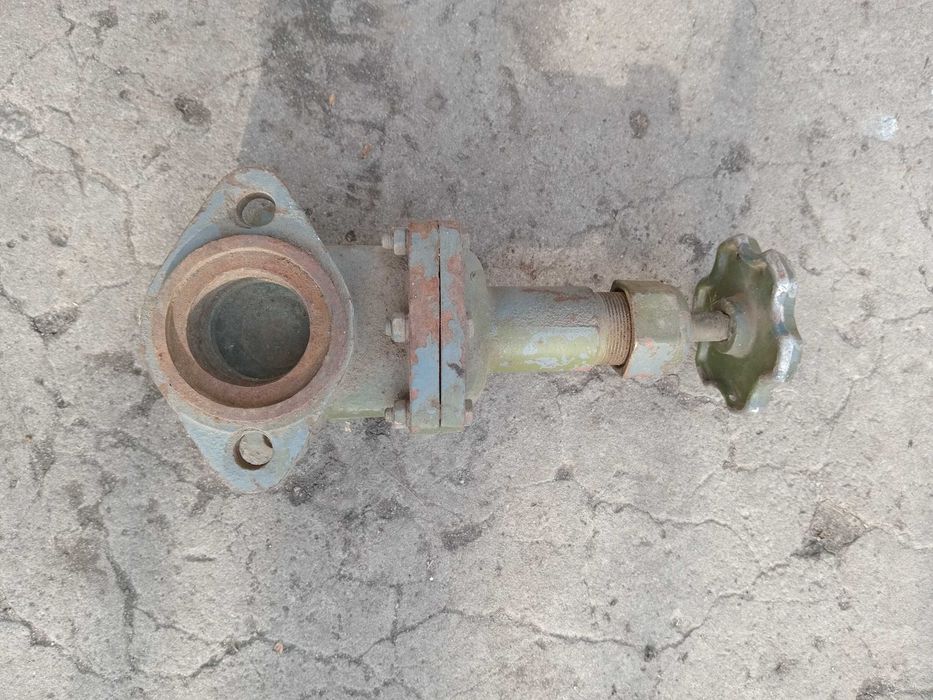 Задвижка чугунная 30кч70бр ДУ40 Ру4