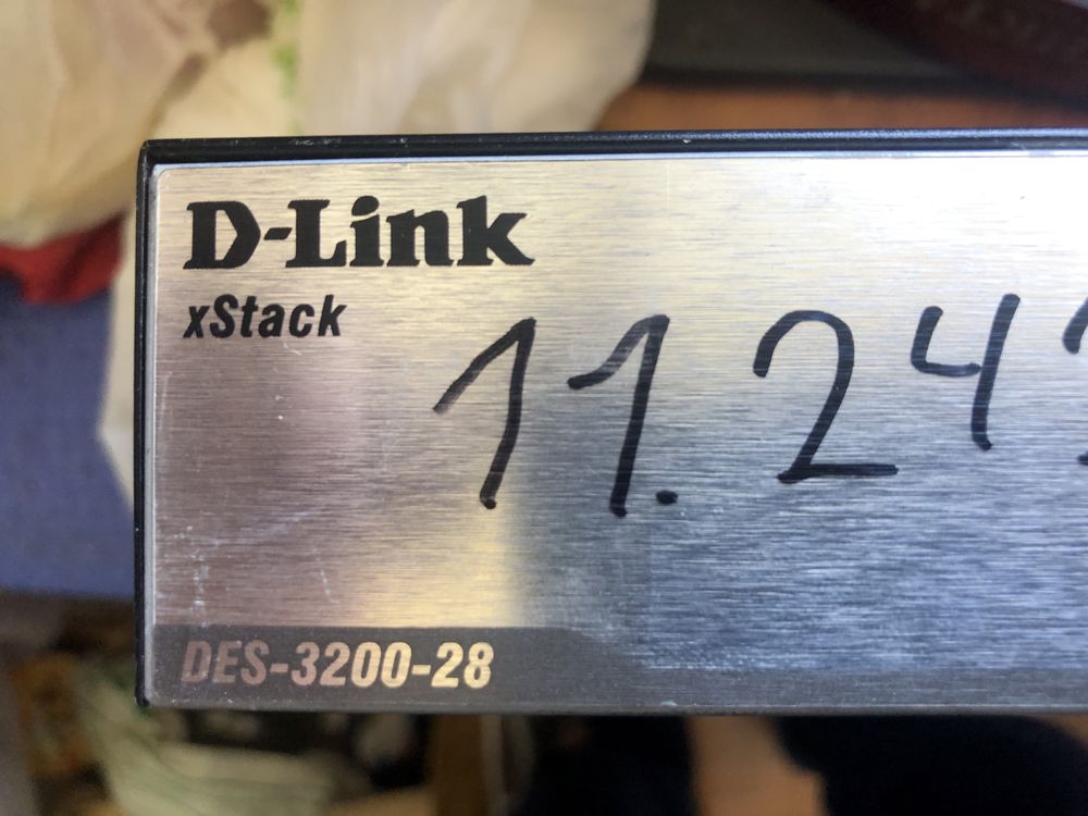 Комутатор фирмы d-link  модельDES 320028