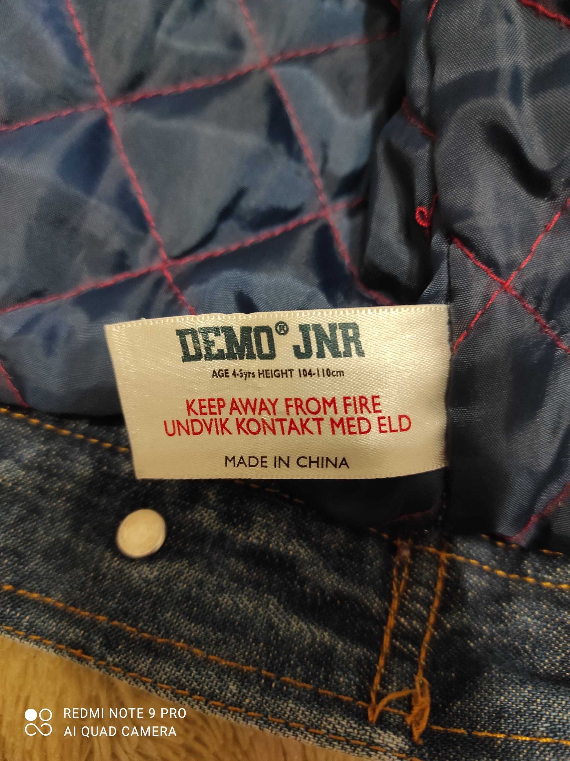Курточка джинсовая.