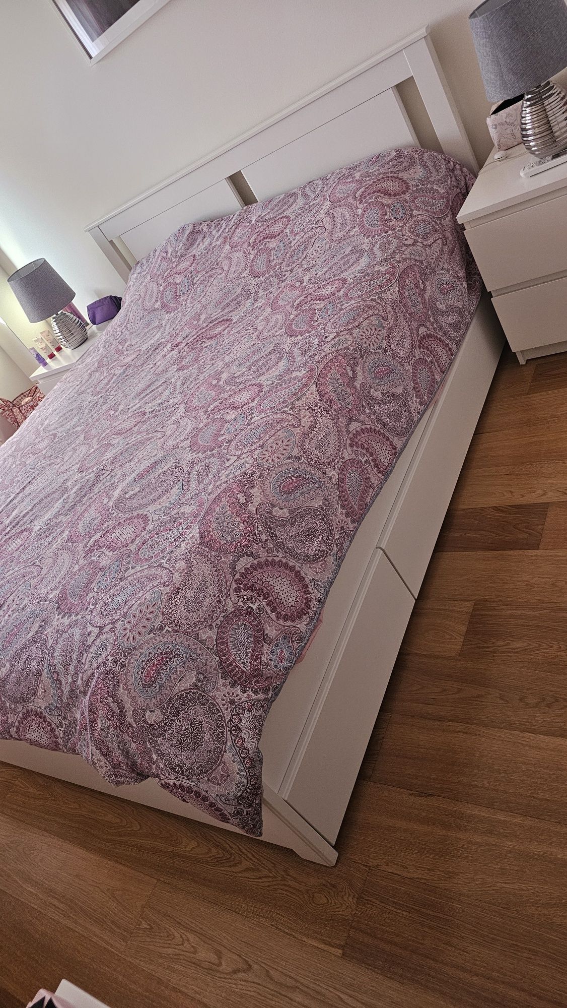 Cama ikea com 4 gavetas, 1,6 m por 2 metros