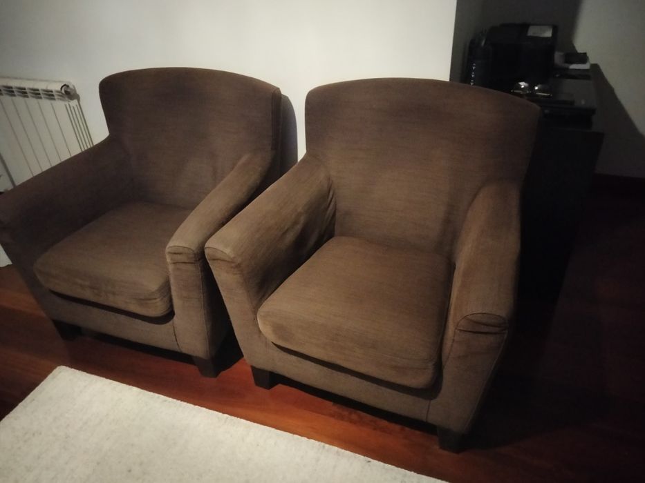 Poltronas Castanhas em Tecido