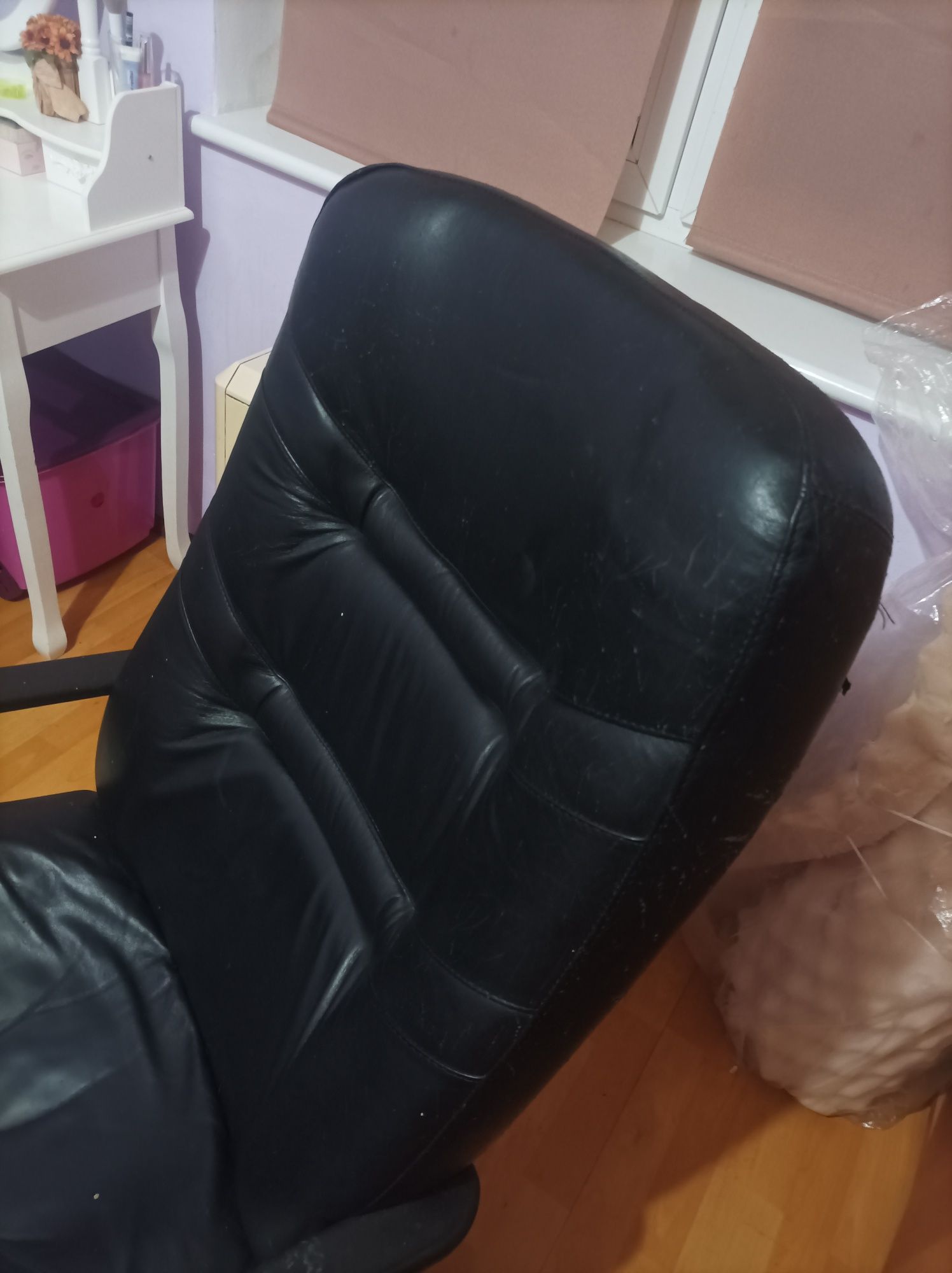 Czarny skórzany fotel