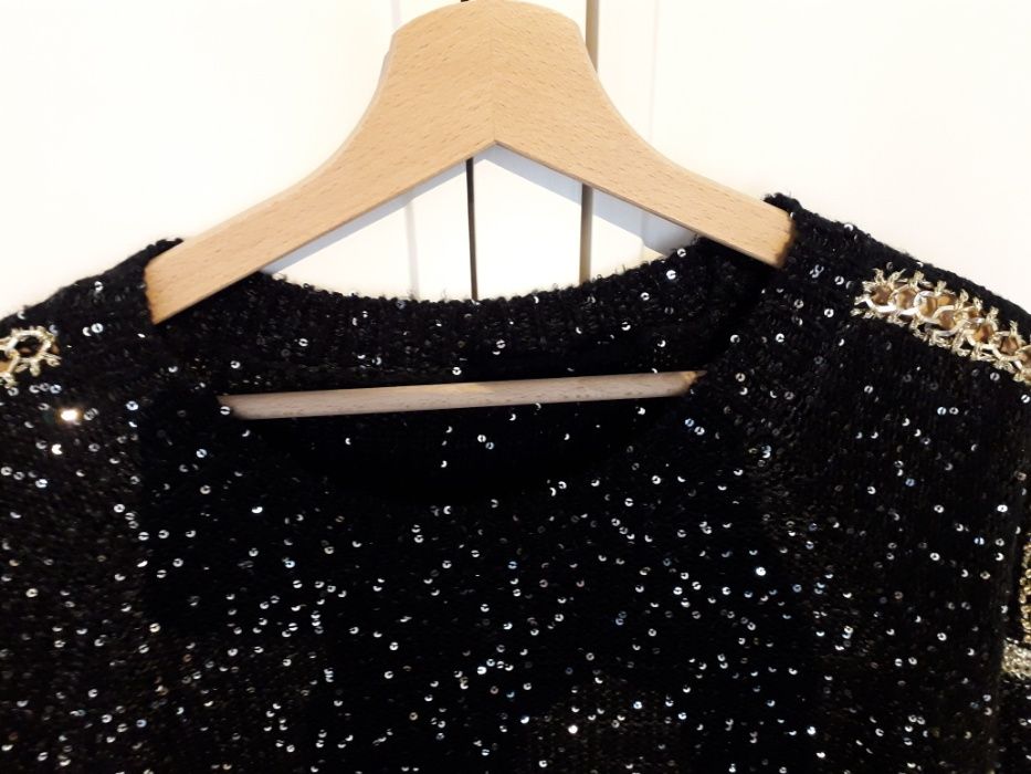 Camisola com lantejoulas e detalhes dourados