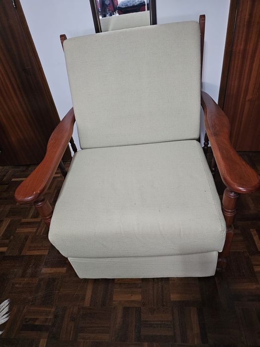Sofá cambalhota com braços madeira