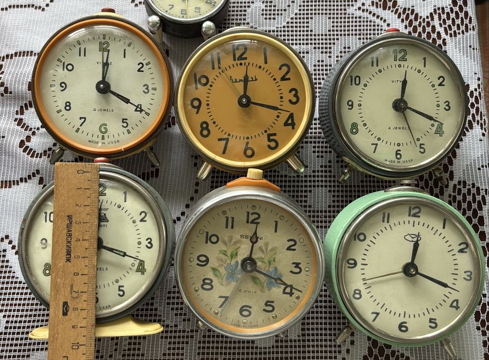 Годинники-будильники настільні радянські/Витязь/Serkisof/Sevani