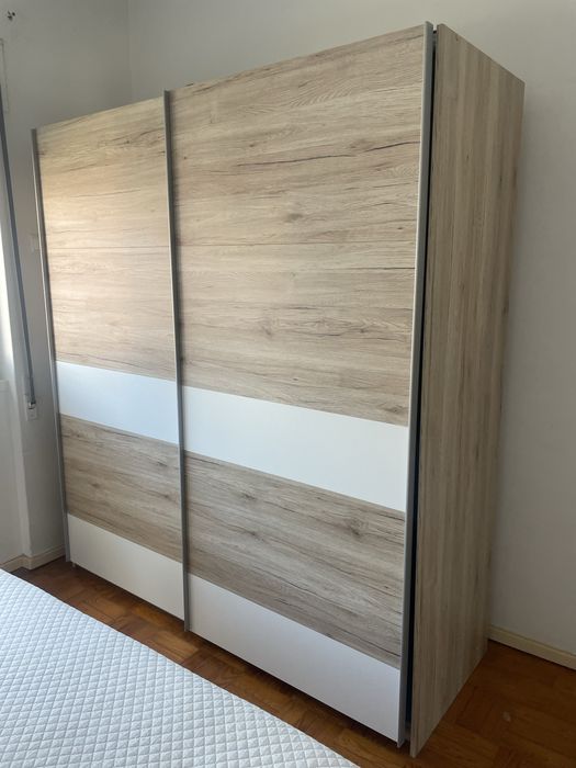 Roupeiro em carvalho