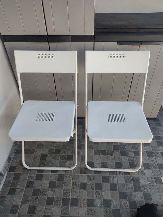 Vendo duas cadeiras brancas do IKEA , de interior ou exterior