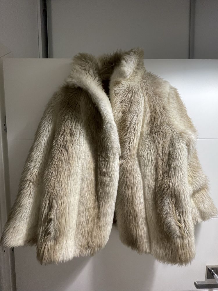 Eleganckie beżowe sztuczne futerko damskie
