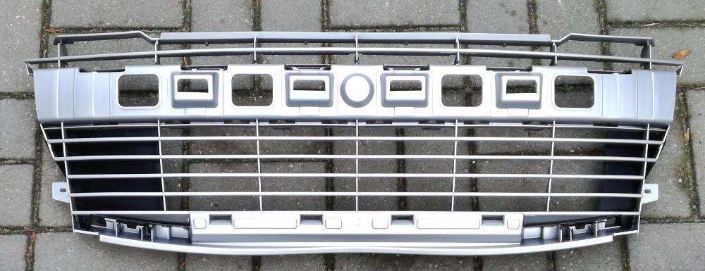 PEUGEOT 206+ srebrny grill w zderzaku