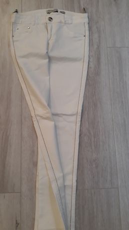 Białe spodnie dżinsowe Eksklusiv ze srebrnymi dżetami R 38