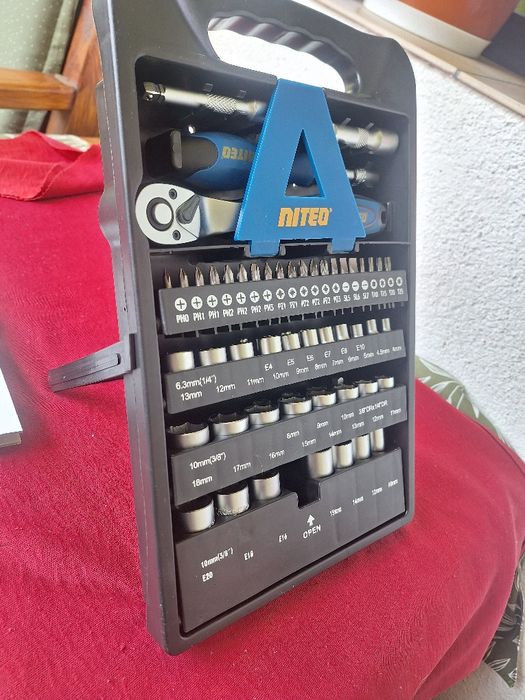 Zestaw kluczy nasadowych.