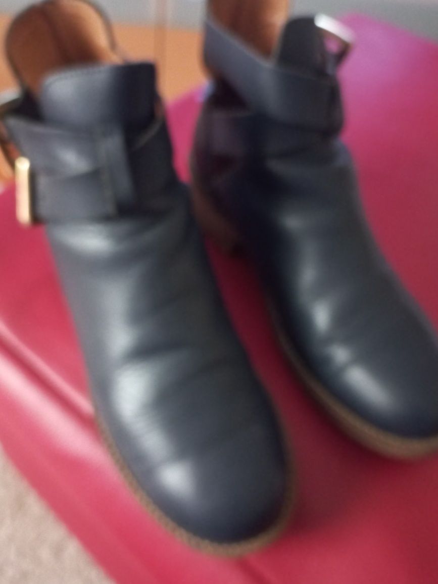 Botas em azul marinho