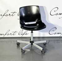 Чорний пластиковий стілець на колесиках від ІКЕА / Меблі для офісу