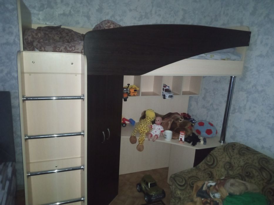 Кровать з столом і шкафом