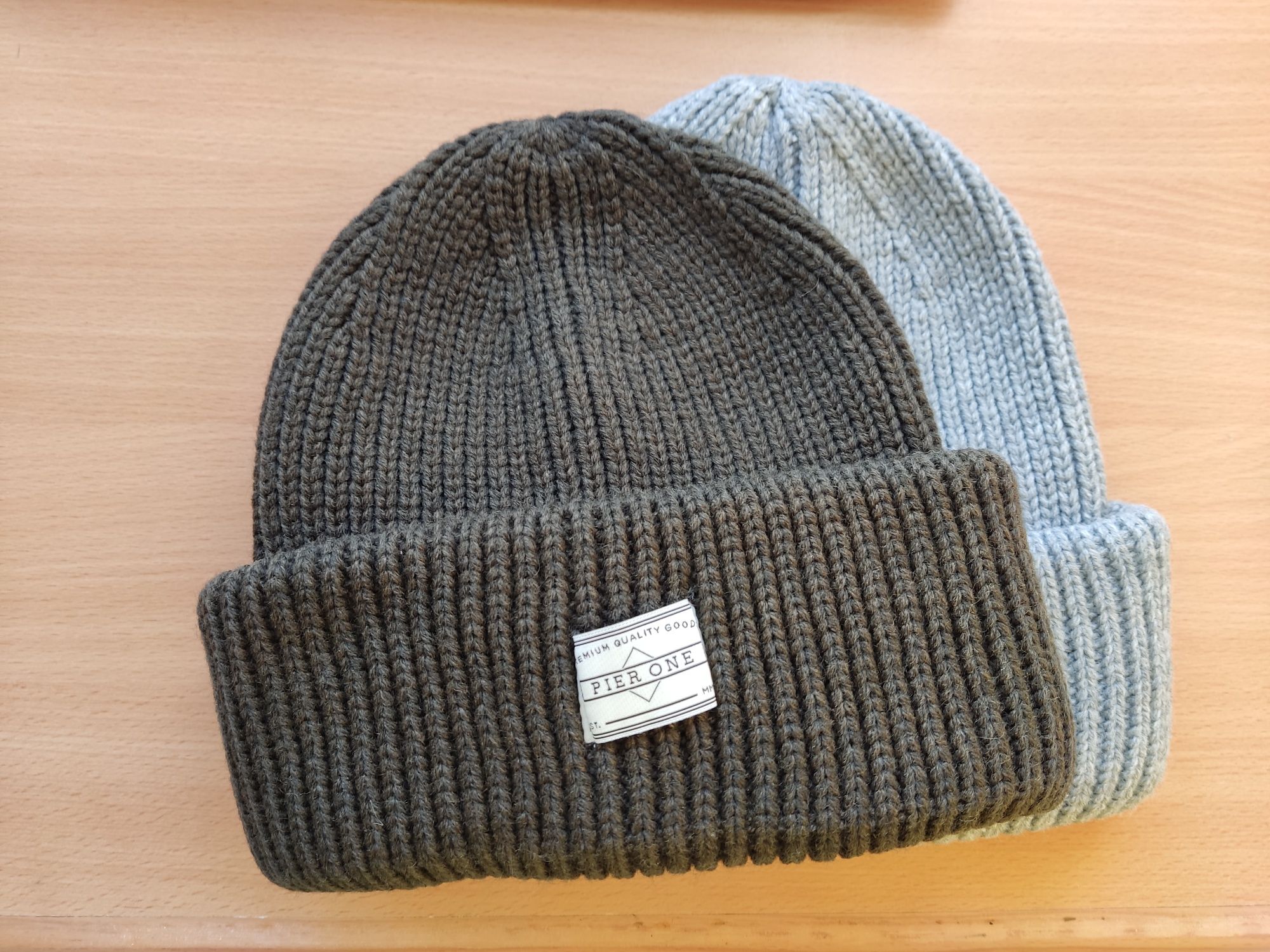 Dwie czapki beanie od Pier One