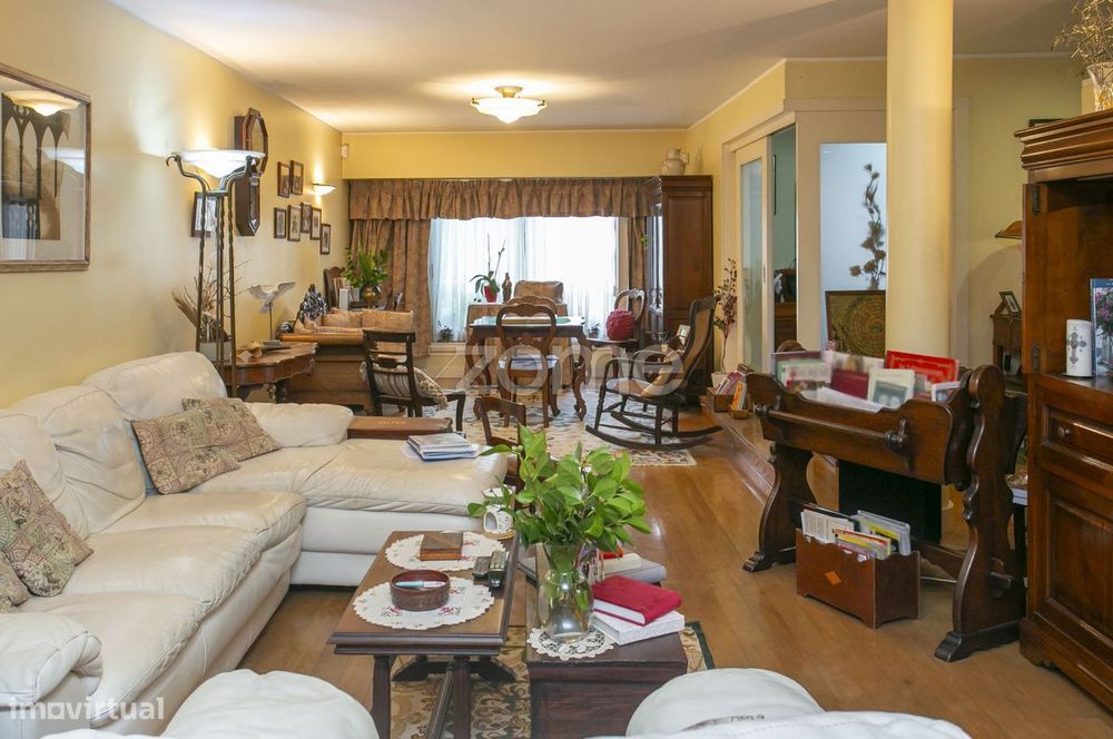 MoradiaT4+Escritório+Salão/Sótão+Jardim+Garagem 3 viaturas