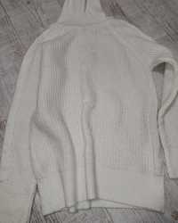 Білий светр з горлом