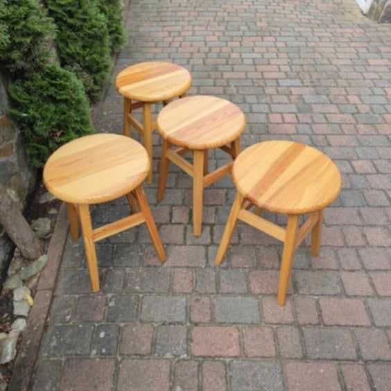 Drewniane taborety 50 cm – solidne, dostępne wiele sztuk